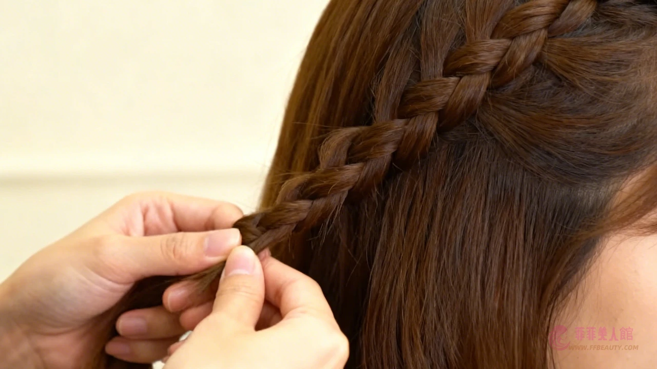 中長髮編髮技巧教學！3分鐘速成氣質低馬尾盤髮，搭配髮箍秒變韓系小姐姐 - 菲菲美人館